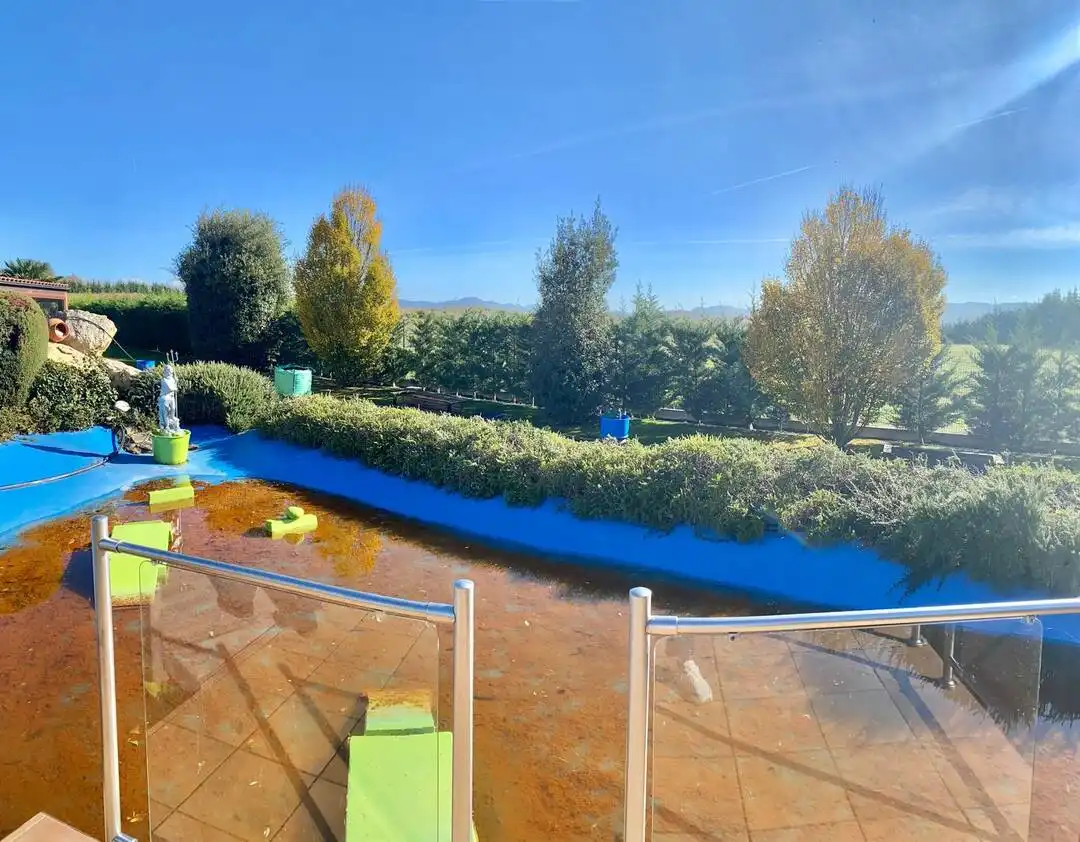 Piscina de Casa o xalet en venda en Vitoria - Gasteiz amb Calefacció, Jardí privat i Terrassa