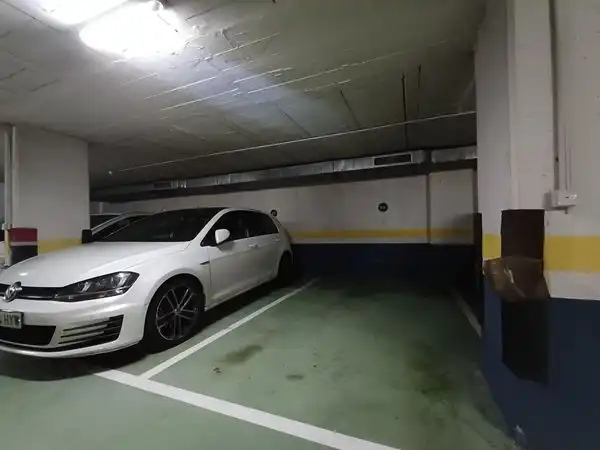 Parking de Piso en venta en Vigo  con Calefacción, Terraza y Trastero