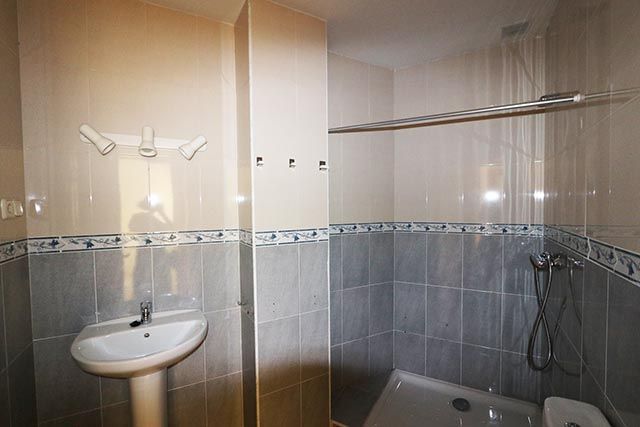 Bany de Pis en venda en Navalagamella amb Calefacció i Traster