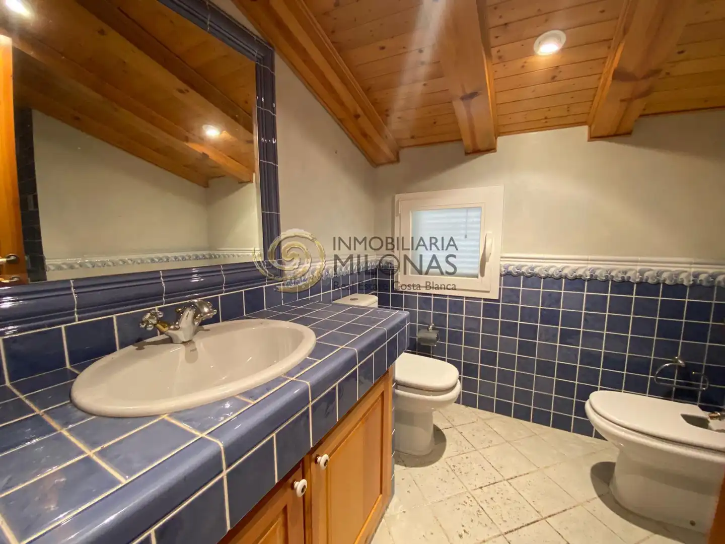 Bany de Casa o xalet en venda en La Nucia amb Jardí privat, Terrassa i Moblat
