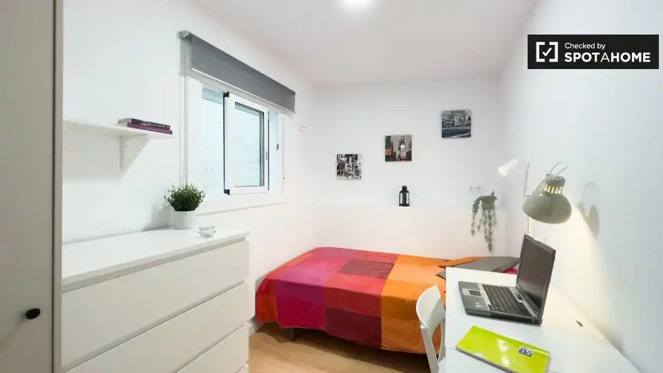 Dormitori de Pis per a compartir en L'Hospitalet de Llobregat amb Aire condicionat, Calefacció i Moblat