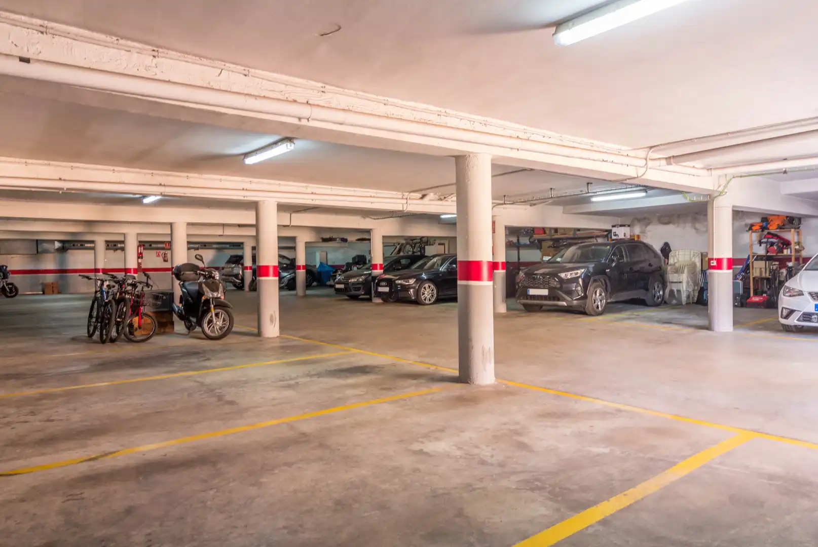 Parking de Casa adosada en venta en Cambrils con Calefacción, Parquet y Terraza