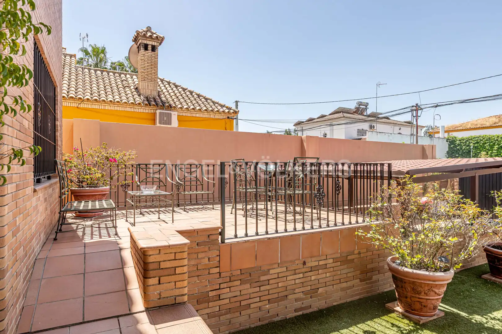 Vista exterior de Casa o xalet en venda en Utrera amb Aire condicionat, Calefacció i Jardí privat
