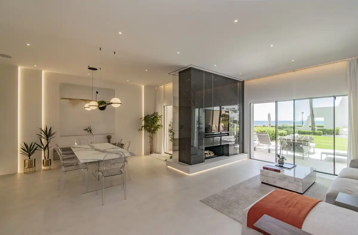 Sala d'estar de Casa adosada en venda en Marbella amb Aire condicionat, Jardí privat i Terrassa
