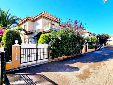 Villa con piscina in affitto a Calle Reino Unido 4