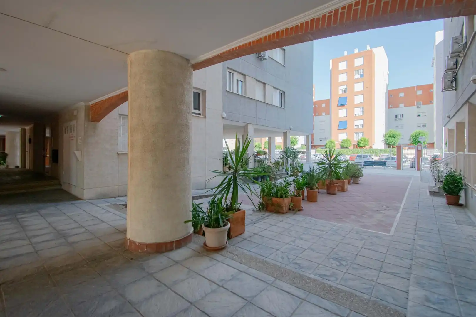 Außenansicht von Wohnung zum Verkauf in Sevilla mit Klimaanlage und Abstellraum