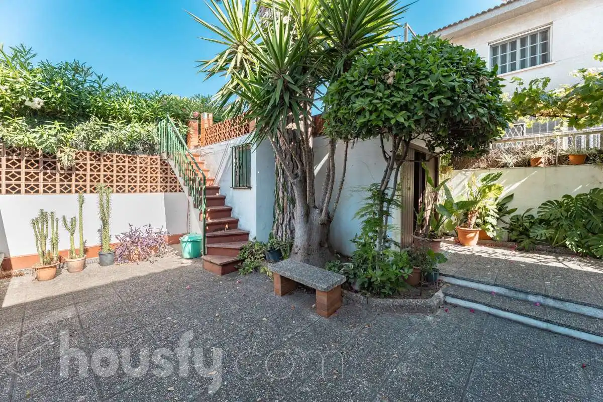 Vista exterior de Casa o xalet en venda en Castelldefels amb Jardí privat, Terrassa i Traster