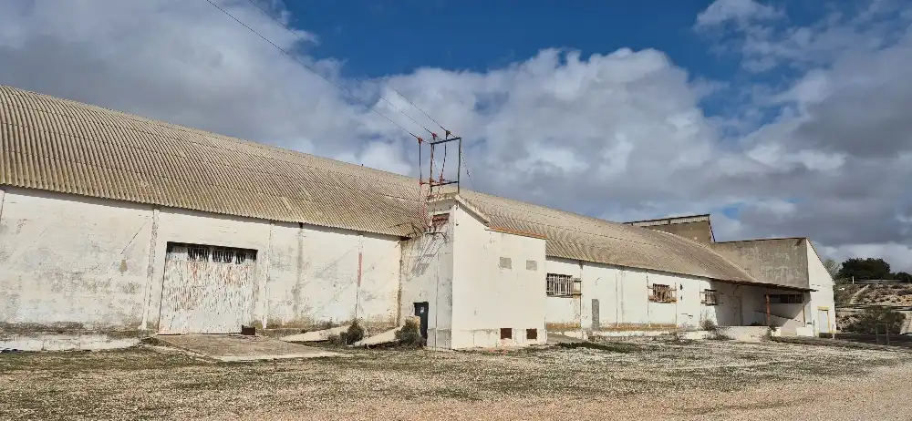 Vista exterior de Nave industrial en venta en La Gineta