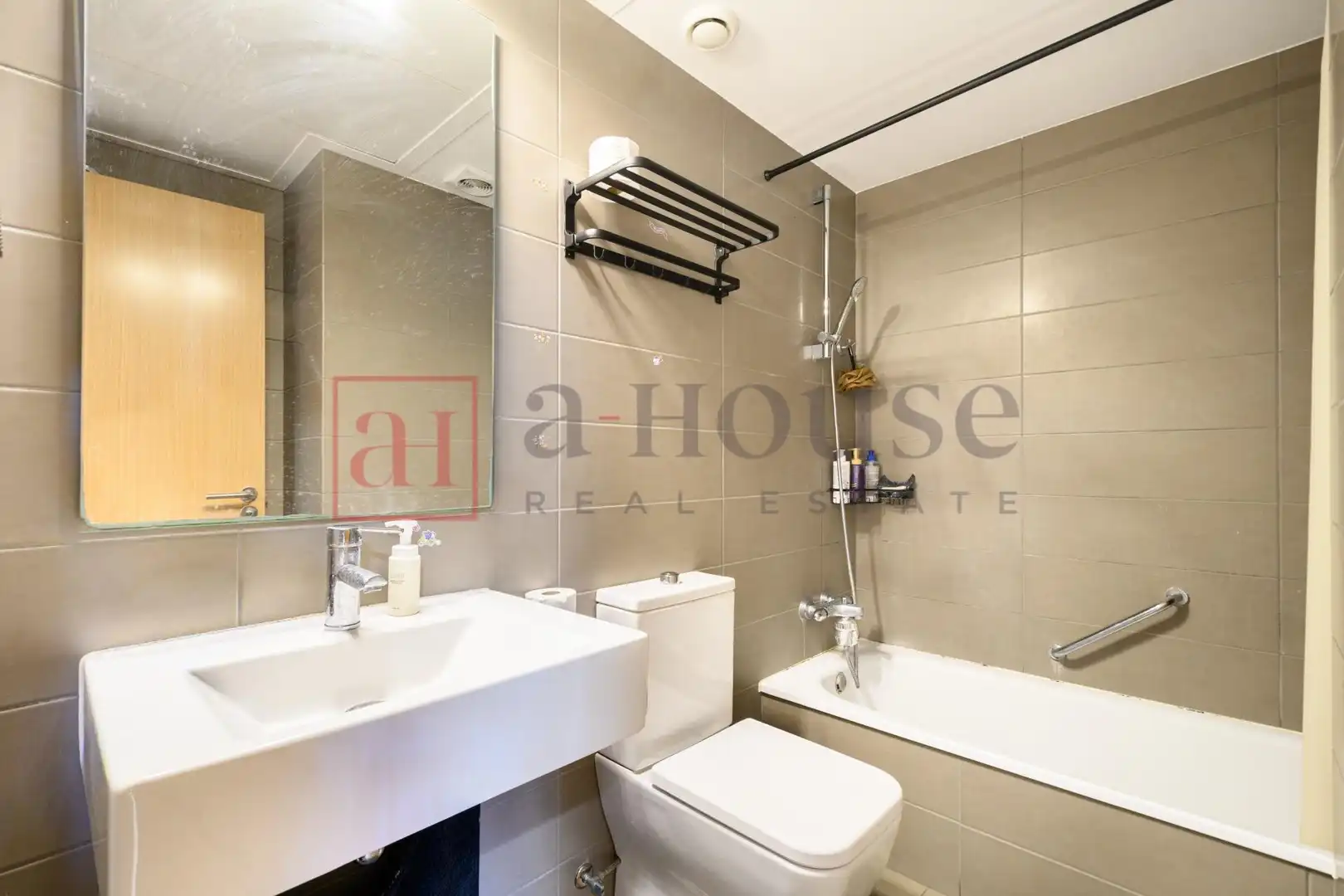 Badezimmer von Wohnung zum Verkauf in Barcelona mit Heizung, Parkett und Terrasse