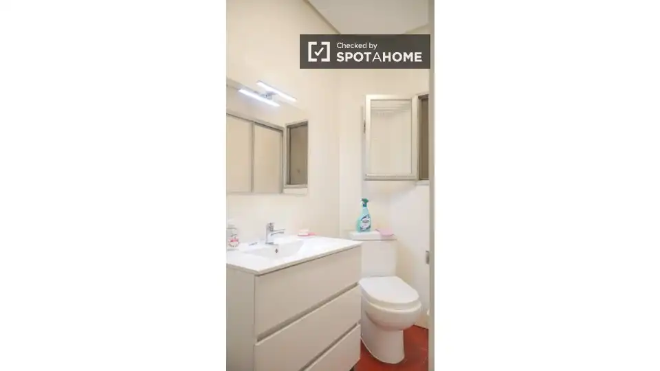 Bathroom of Flat for share in Barrio de Salamanca