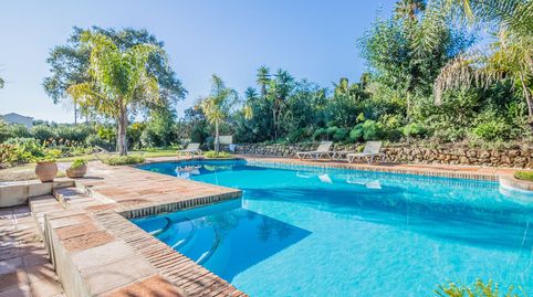Villa de 6 dormitorios con piscina y jardín exuberante