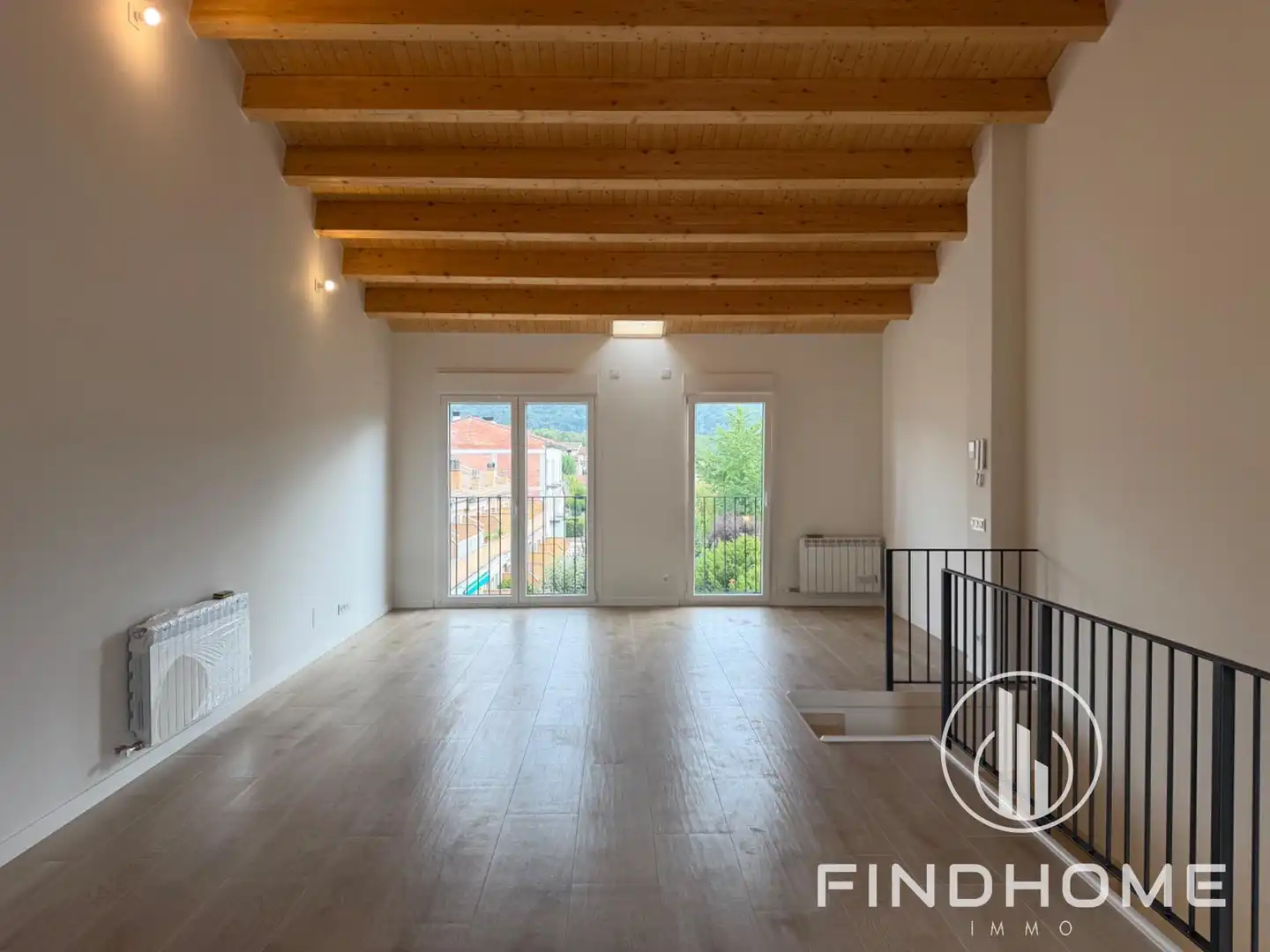 Casa aparellada amb terrassa en venda a Avinguda Fernando Laparte