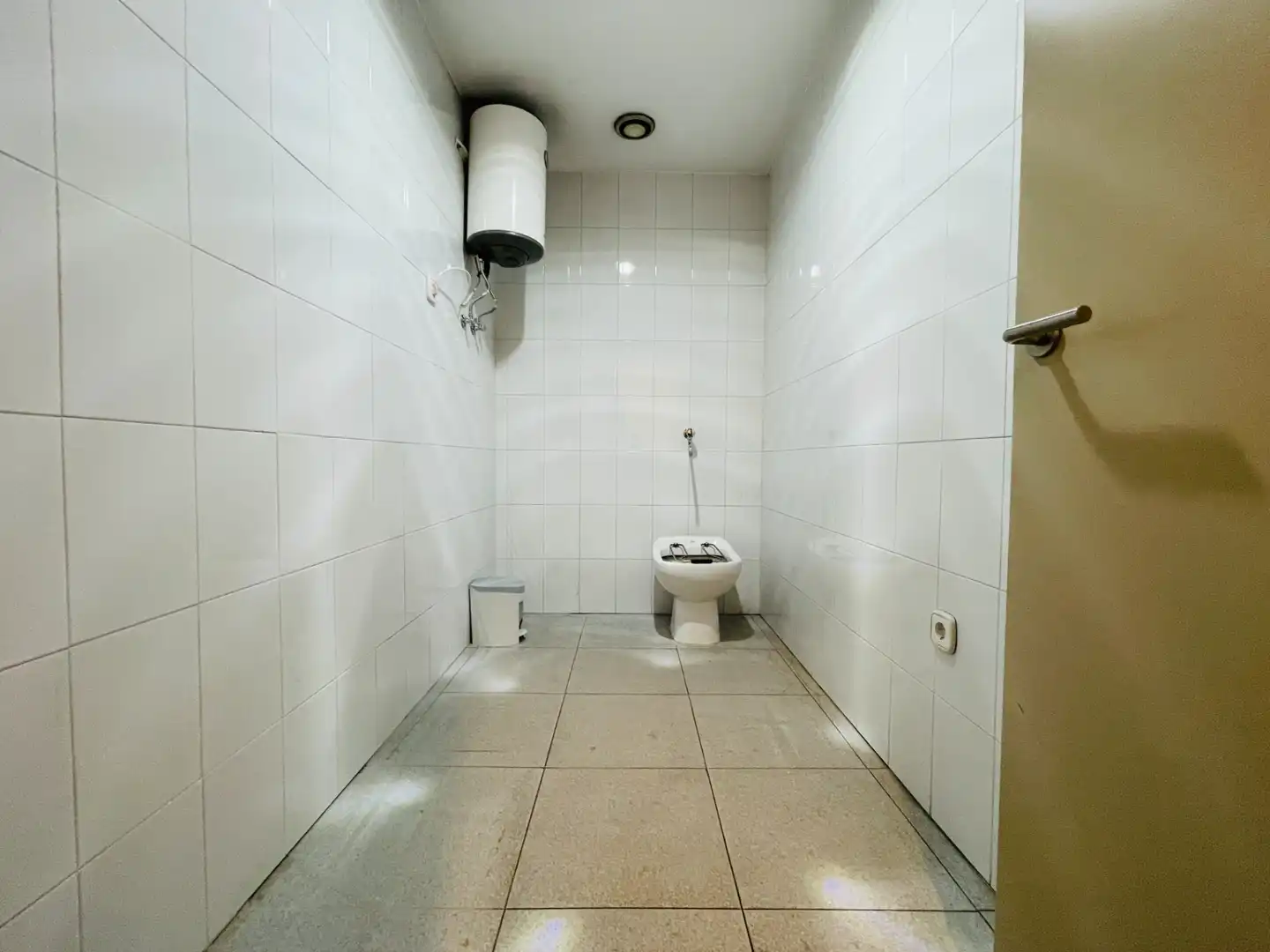 Baño de Local de alquiler en Toledo con Aire acondicionado, Calefacción y Alarma