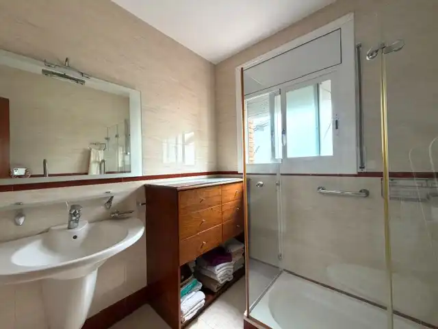 Badezimmer von Einfamilien-Reihenhaus zum Verkauf in Vilassar de Dalt mit Klimaanlage, Heizung und Privatgarten