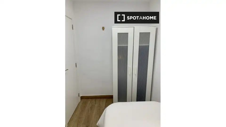 Habitación de Piso para compartir en L'Hospitalet de Llobregat con Aire acondicionado, Calefacción y Amueblado