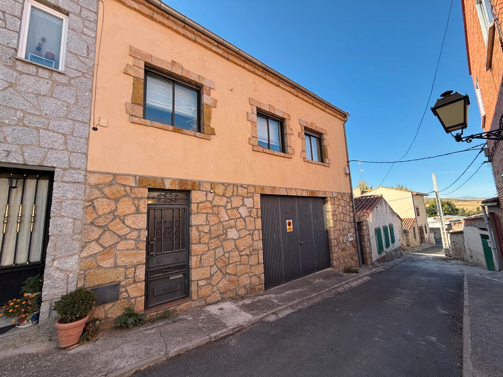 Exterior view of Single-family semi-detached for sale in Ávila Capital  with Heating, Private garden and Terrace