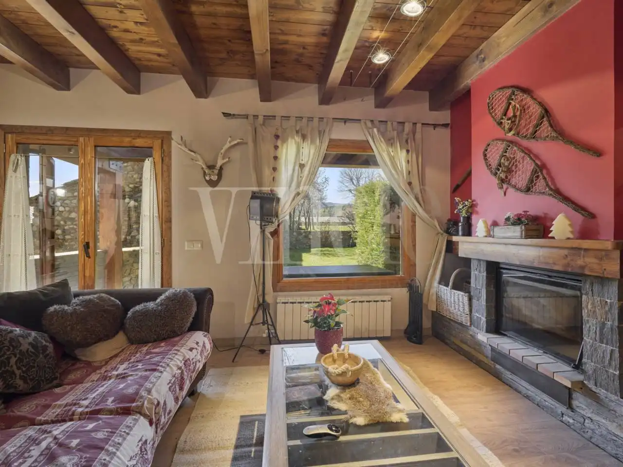 Sala d'estar de Casa adosada en venda en Isòvol amb Calefacció, Parquet i Terrassa