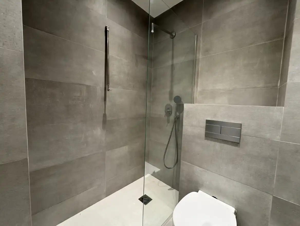 Bathroom of Flat for sale in Barcelona  with Air Conditioner, Oven and Washing machine