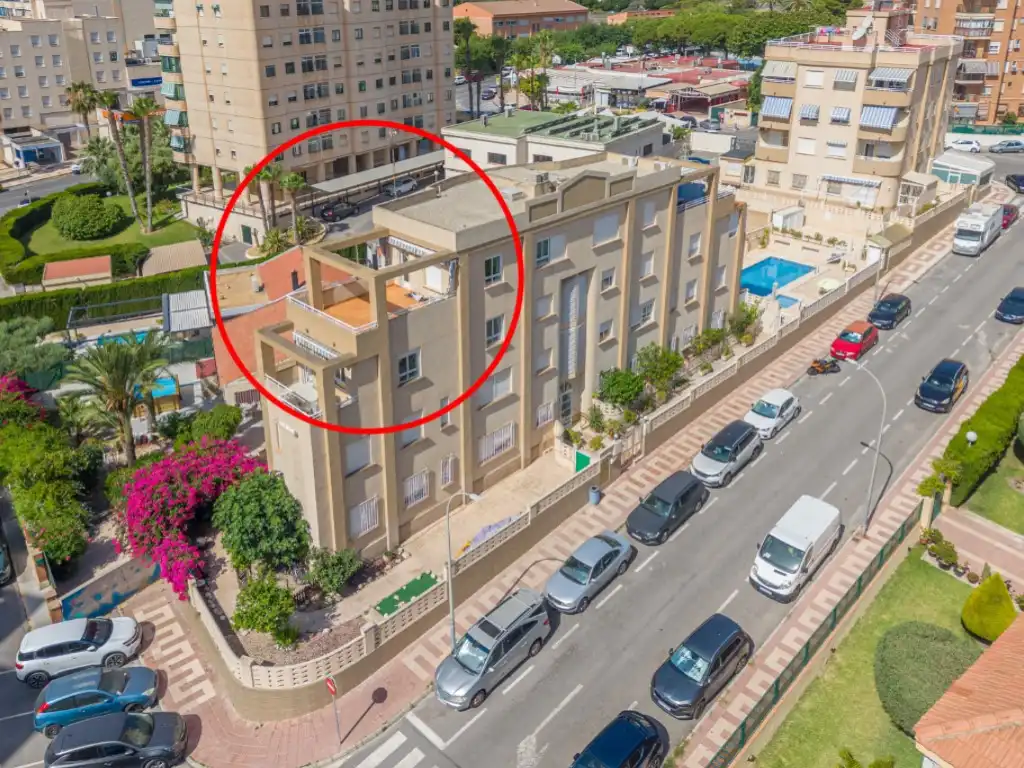 Vista exterior de Ático en venta en El Campello con Aire acondicionado, Terraza y Amueblado