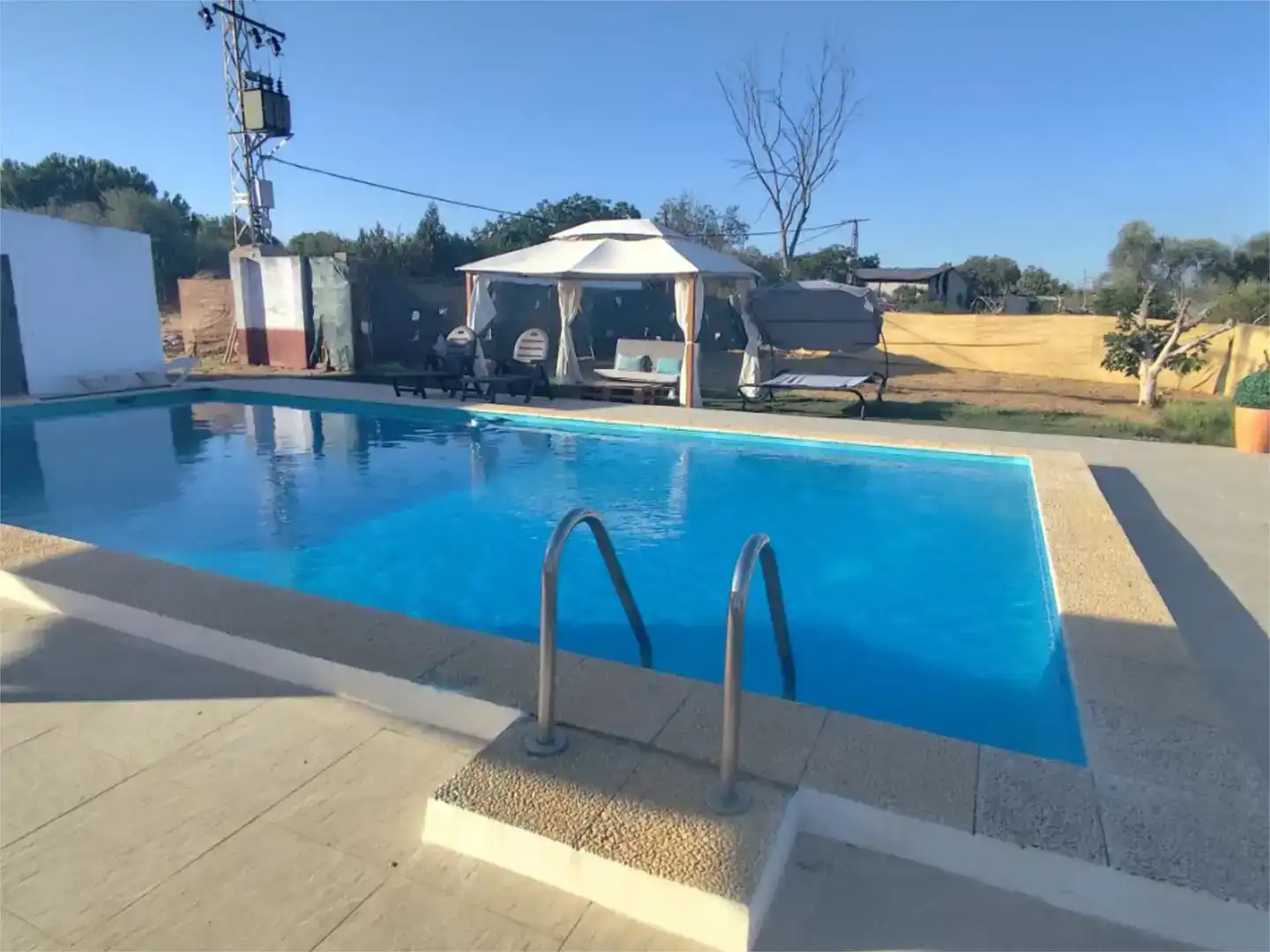 Piscina de Pis en venda en Sanlúcar la Mayor amb Aire condicionat i Piscina