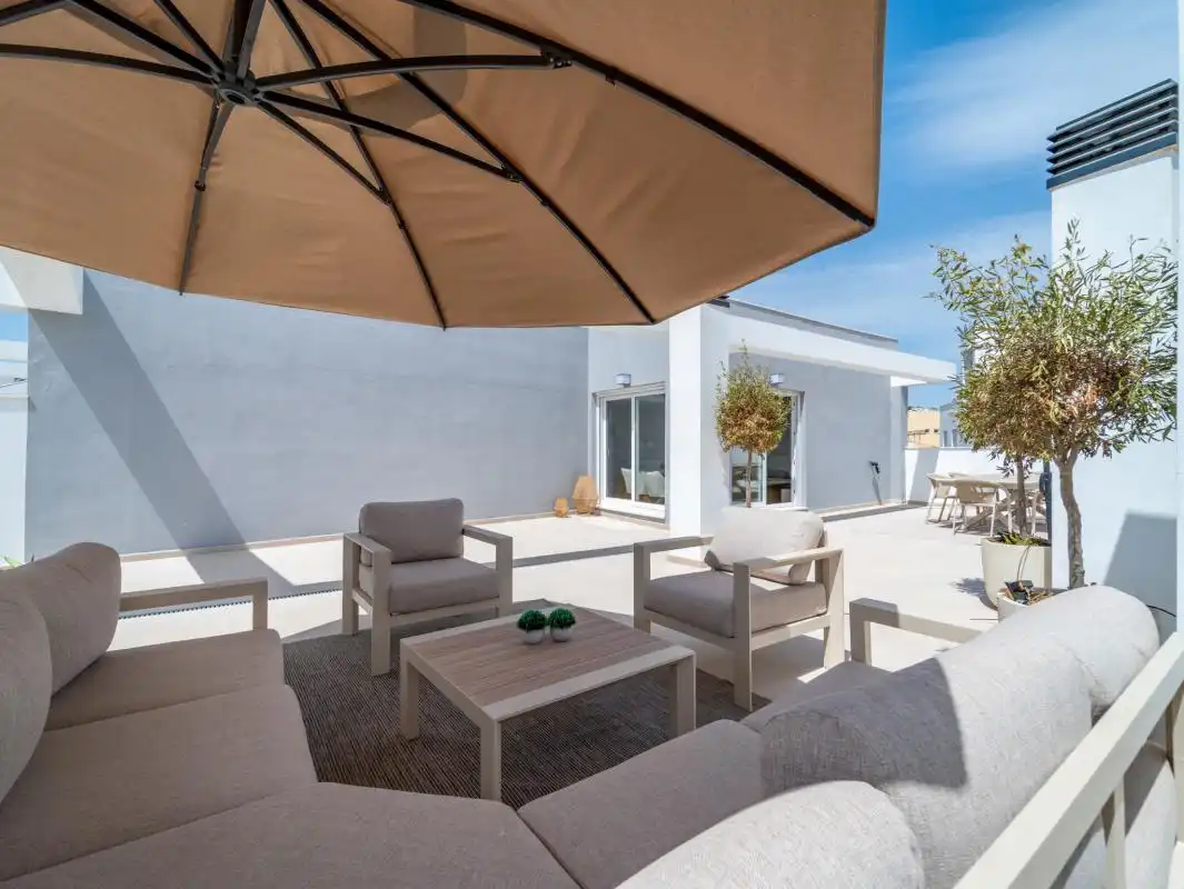 Terrasse von Wohnung zum Verkauf in Manilva mit Klimaanlage, Heizung und Privatgarten