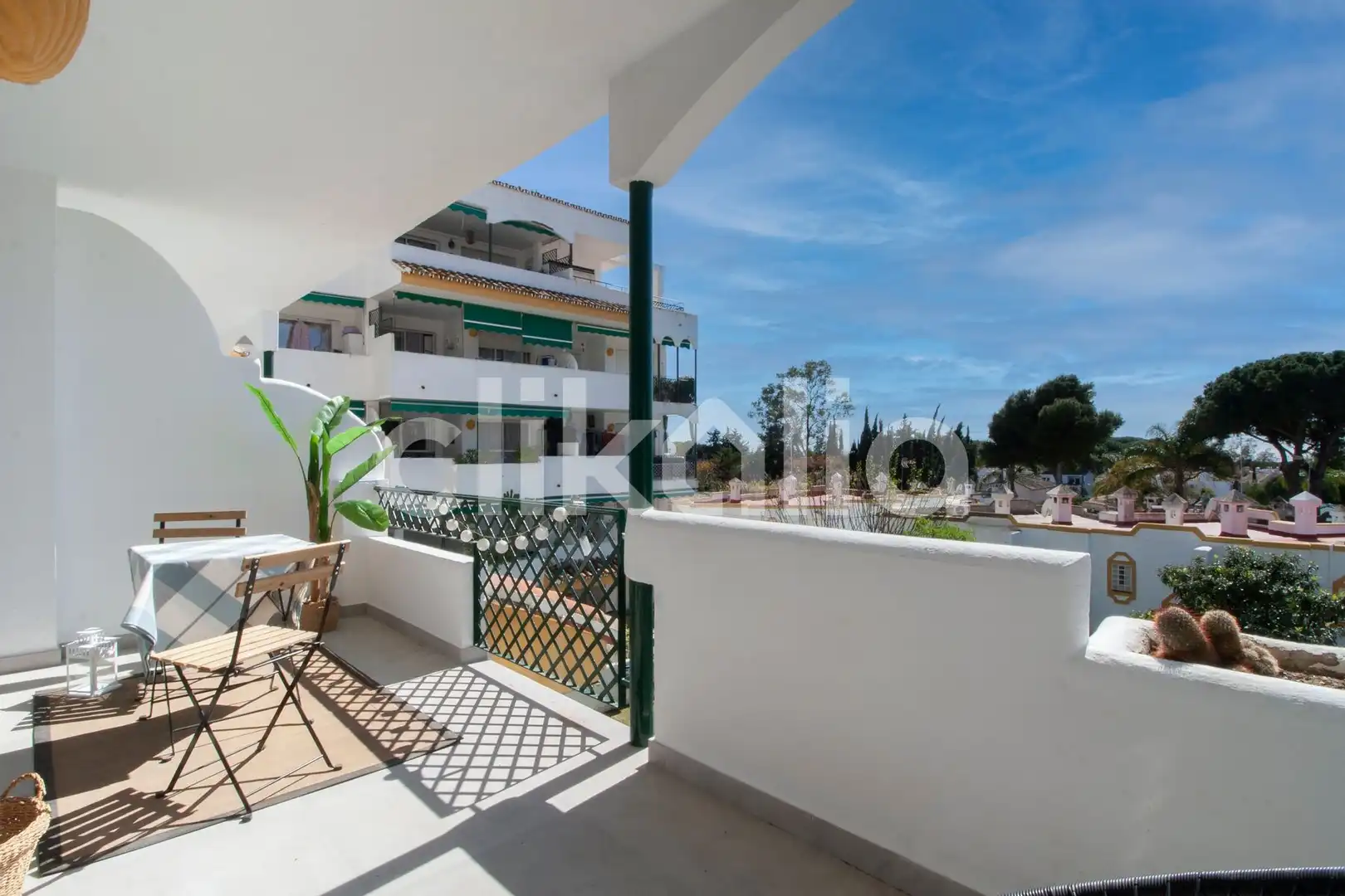 Vista exterior de Pis en venda en Marbella amb Aire condicionat, Terrassa i Piscina