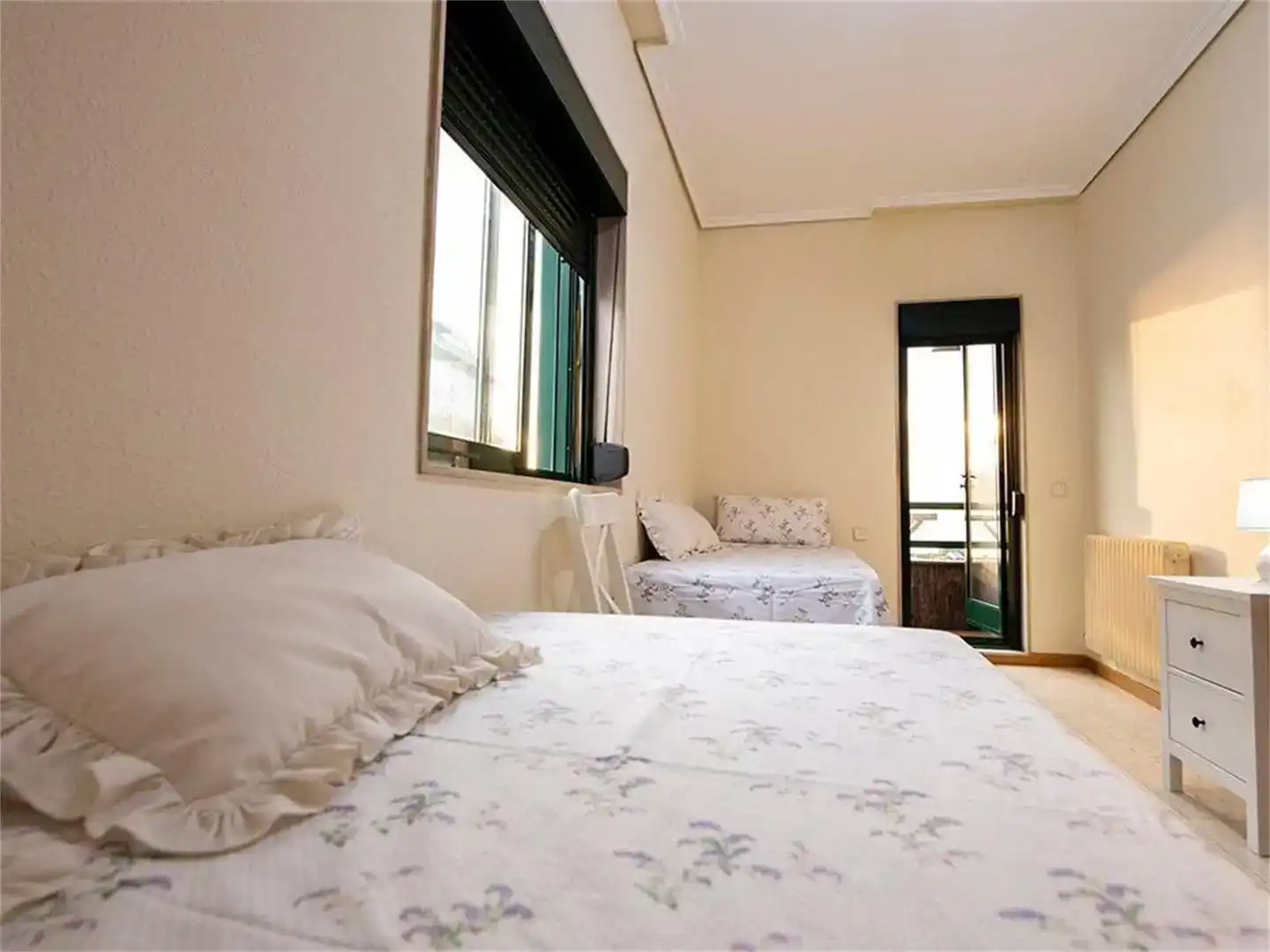 Schlafzimmer von Wohnungen zur Miete in Vigo  mit Möbliert und Balkon