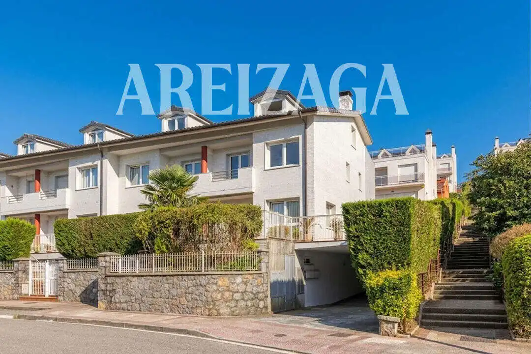 Vista exterior de Casa o xalet en venda en Donostia - San Sebastián  amb Calefacció, Jardí privat i Terrassa