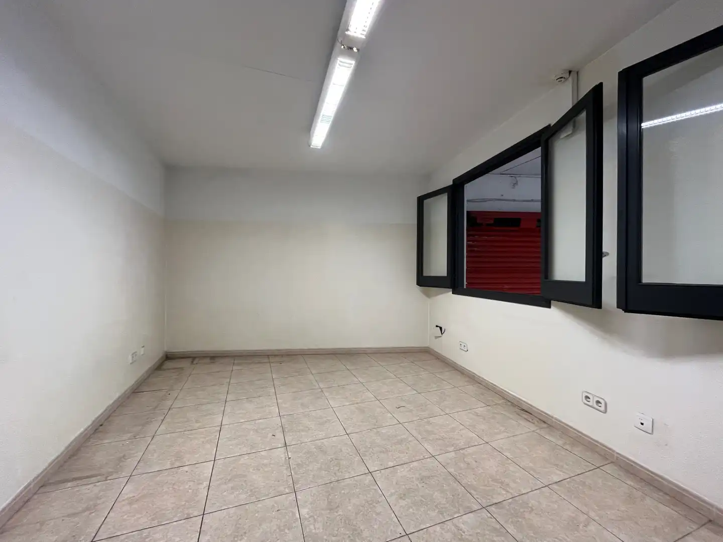 Nave industrial de alquiler en Girona con Alarma