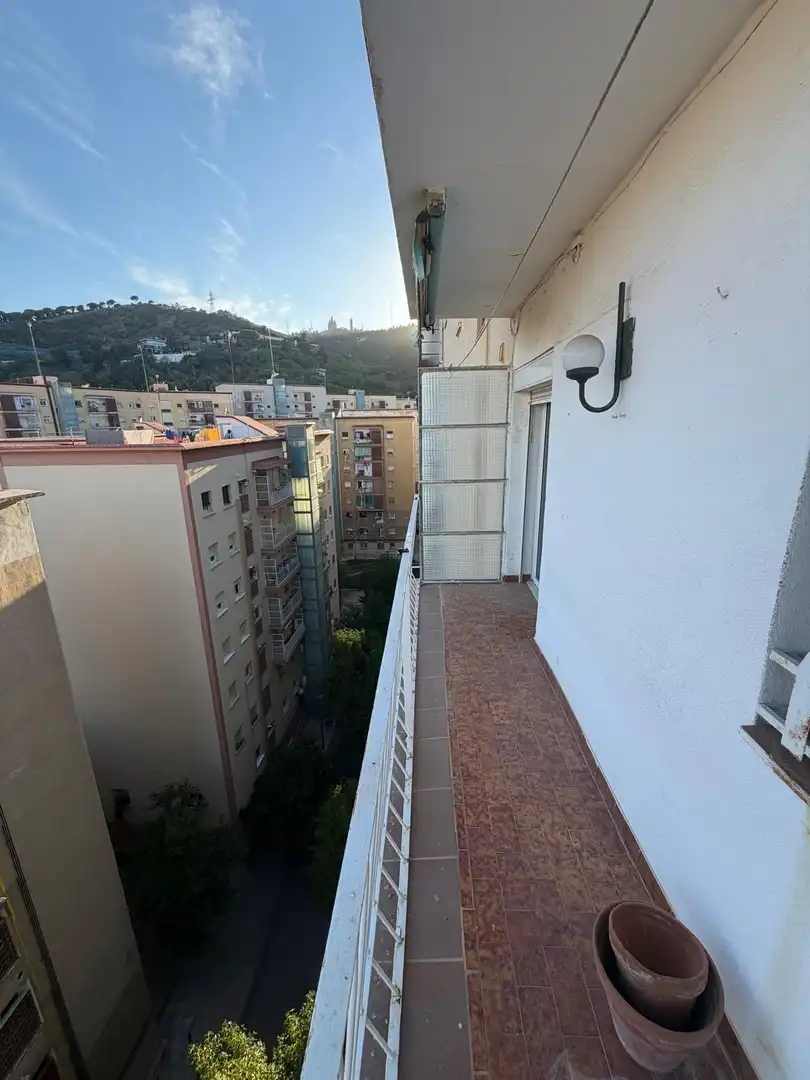 Vista exterior de Piso en venta en Barcelona con Terraza y Balcón