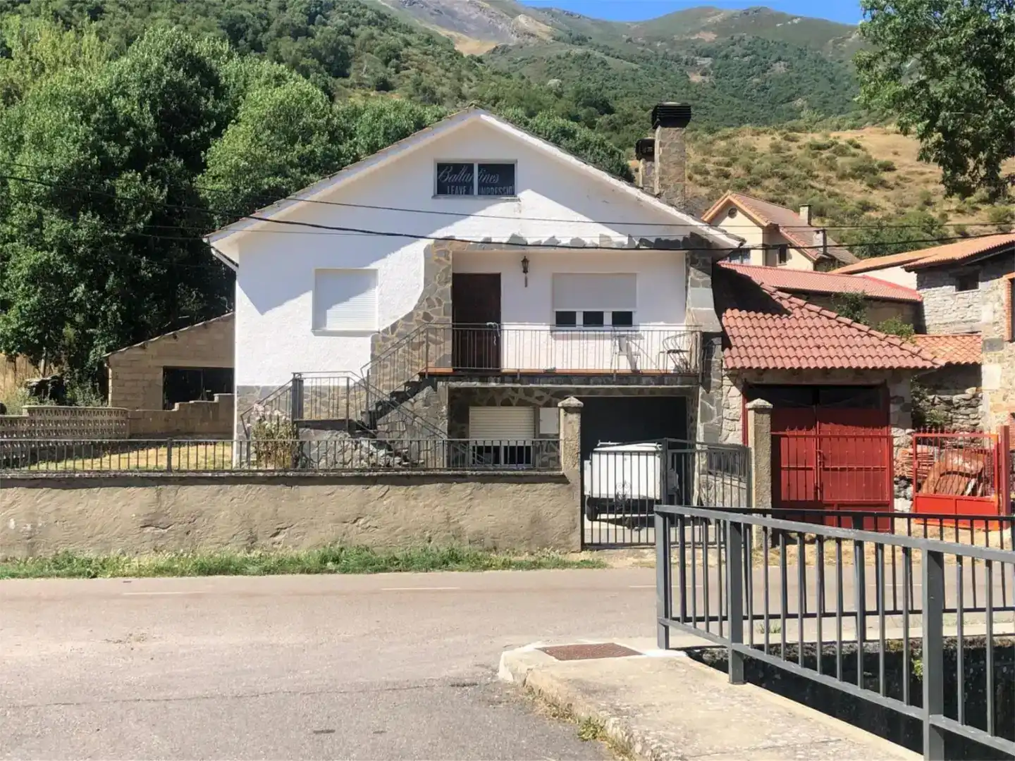 Vista exterior de Casa o xalet en venda en Valdelugueros amb Terrassa