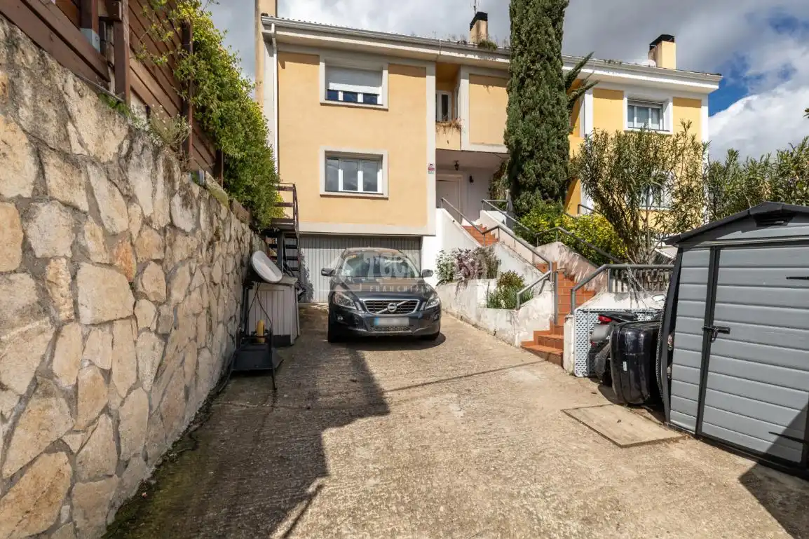 Vista exterior de Casa adosada en venda en Torrelodones amb Calefacció, Jardí privat i Piscina