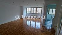 Living room of Flat to rent in  Madrid Capital  with Air Conditioner, Parquet flooring and Swimming Pool