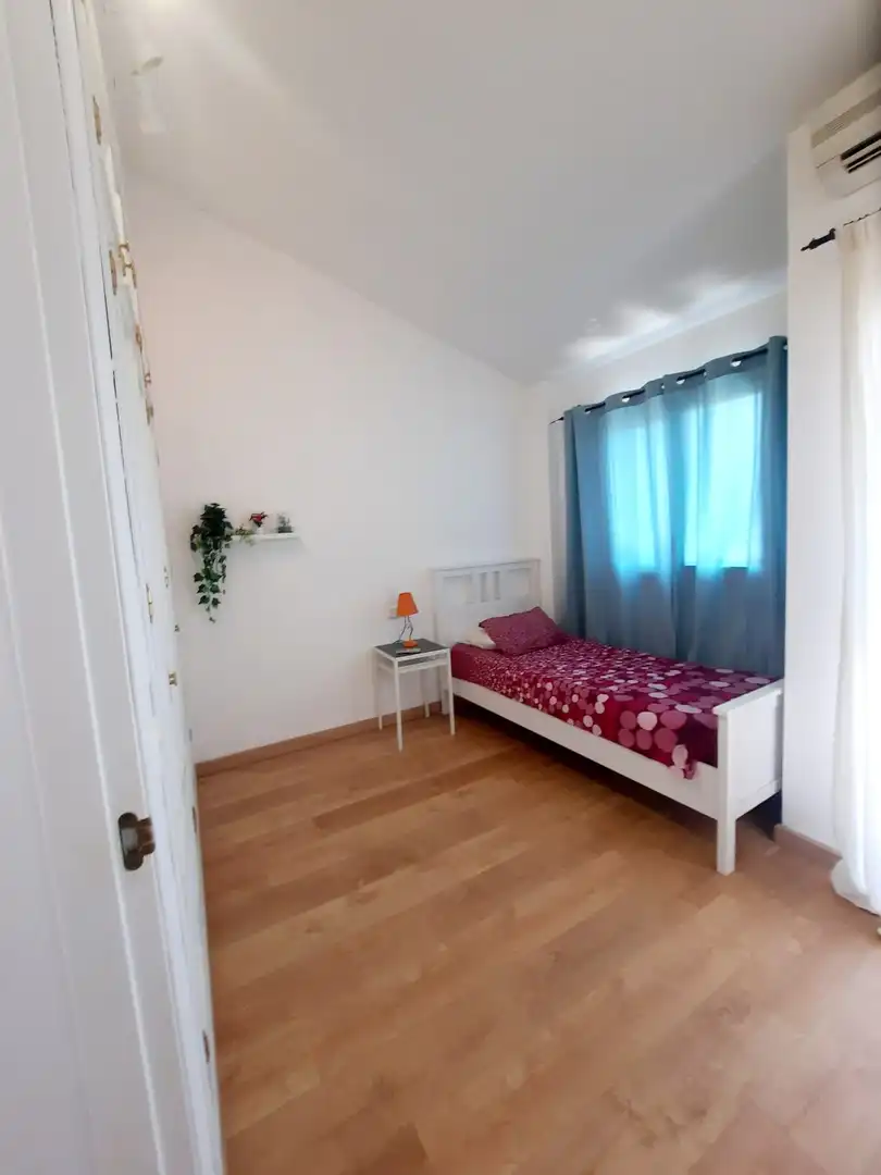 Habitación de Casa adosada de alquiler en La Línea de la Concepción con Jardín privado, Amueblado y Piscina comunitaria