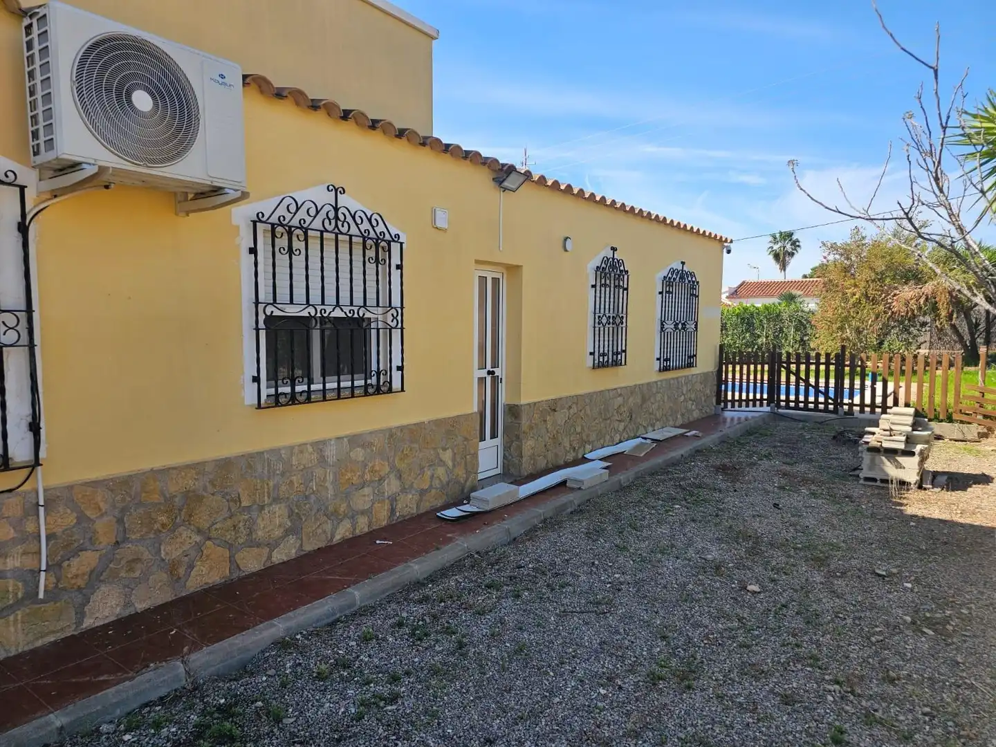Vista exterior de Casa o xalet en venda en Águilas amb Jardí privat, Terrassa i Traster