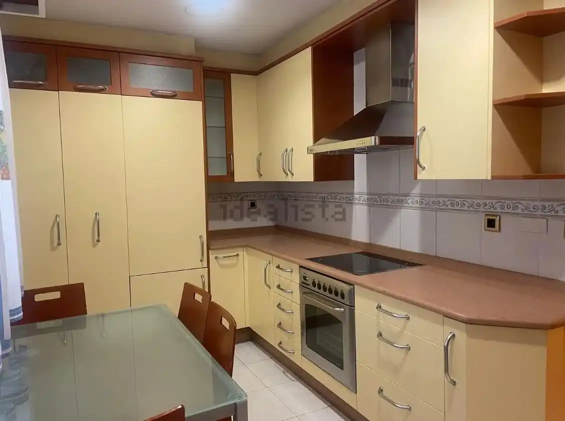 Cuina de Pis de lloguer en Ourense Capital  amb Calefacció, Parquet i Moblat