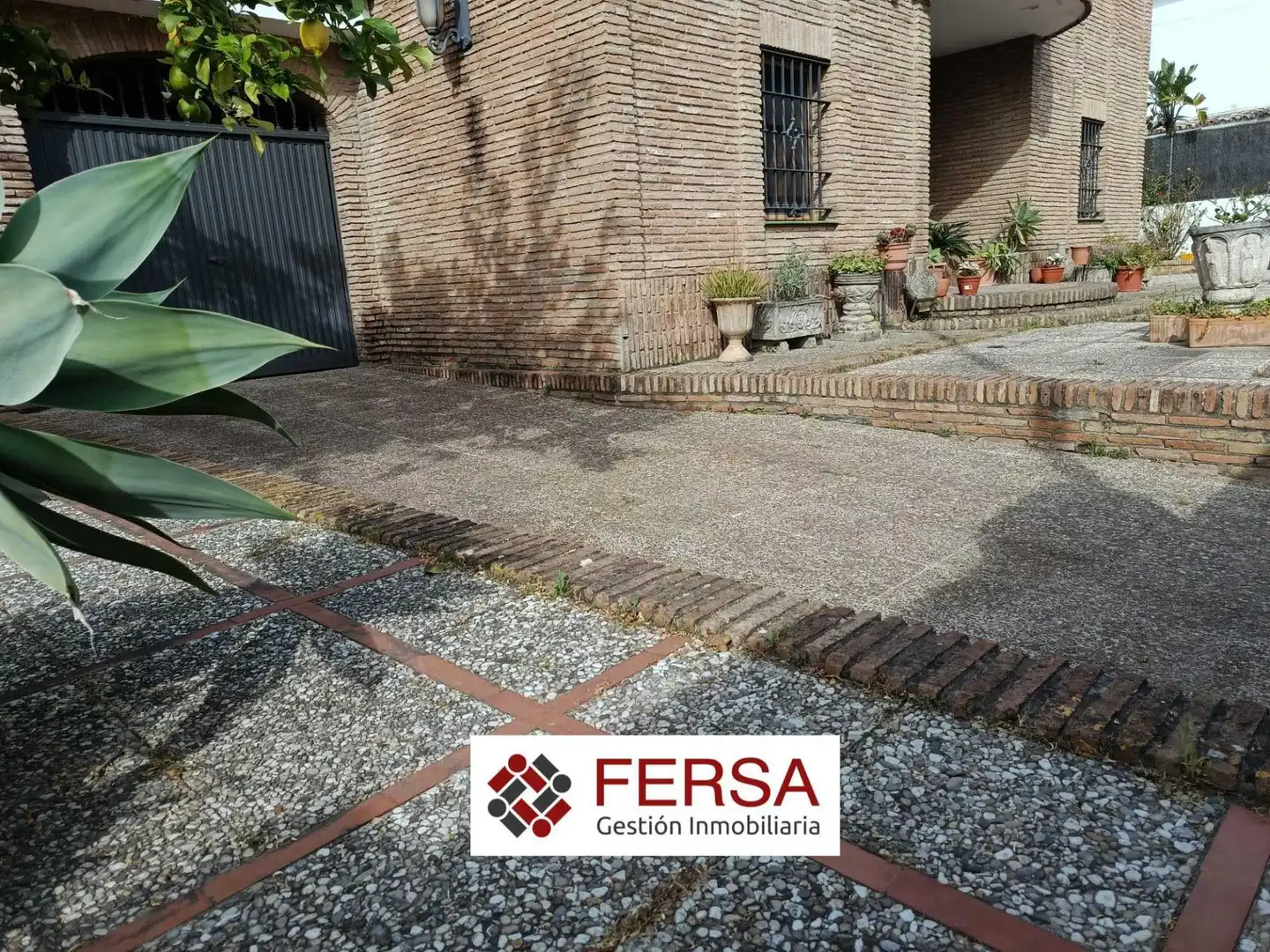 Vista exterior de Casa o xalet en venda en El Puerto de Santa María amb Jardí privat, Terrassa i Traster