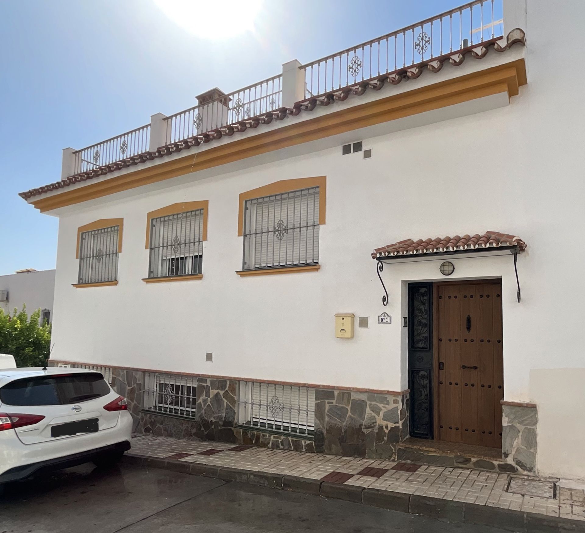 Vista exterior de Casa o xalet en venda en Guaro amb Aire condicionat, Terrassa i Moblat