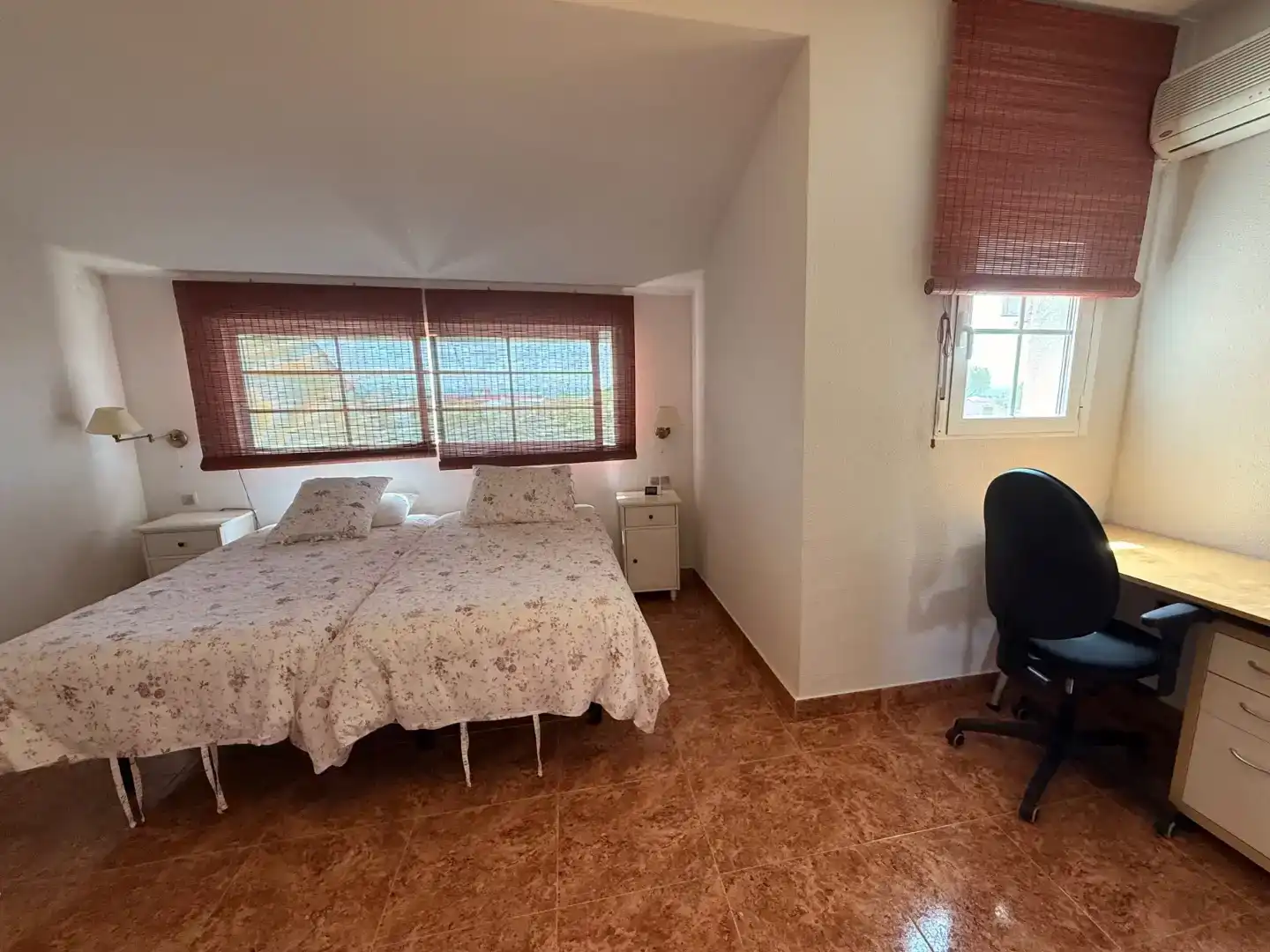 Dormitori de Casa o xalet en venda en Villa del Prado amb Aire condicionat, Jardí privat i Traster
