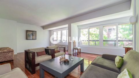 Buscas un hogar que combine elegancia, comodidad y una ubicación privilegiada en el corazón de Madrid? Este excepcional piso, situ