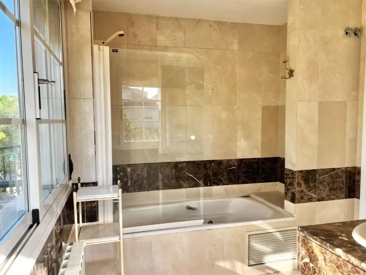 Bany de Casa o xalet en venda en Las Rozas de Madrid amb Aire condicionat, Piscina i Balcó