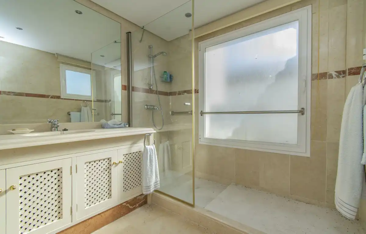 Badezimmer von Dachboden zum Verkauf in Estepona mit Klimaanlage, Terrasse und Möbliert