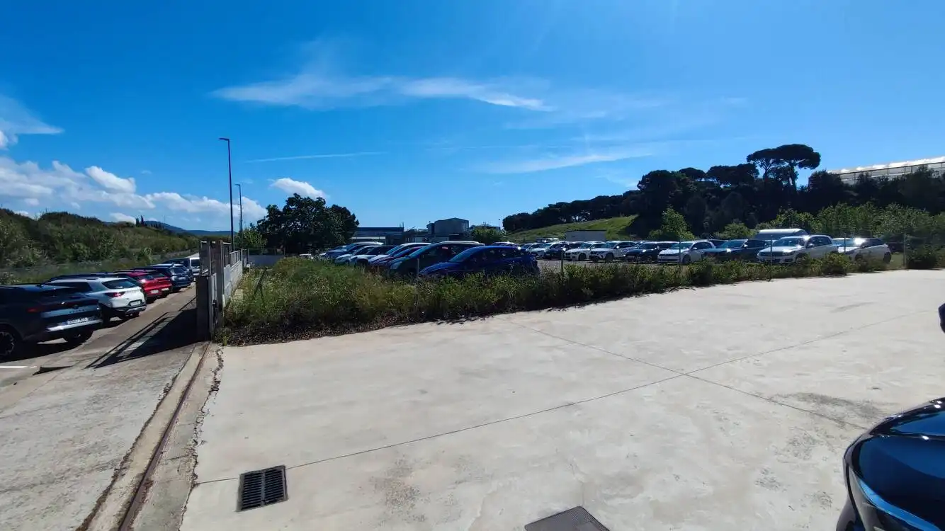 Parkplatz von Fabrikhallen zum Verkauf in Palafolls