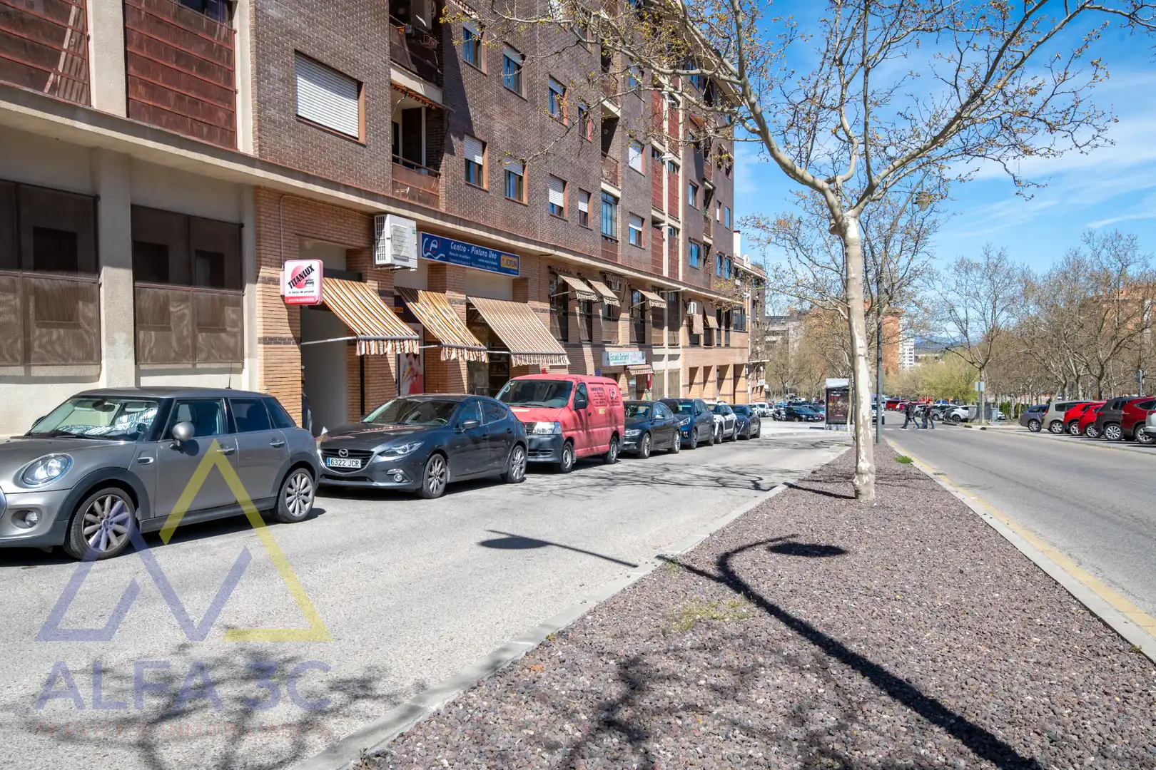 Vista exterior de Local en venta en Tres Cantos