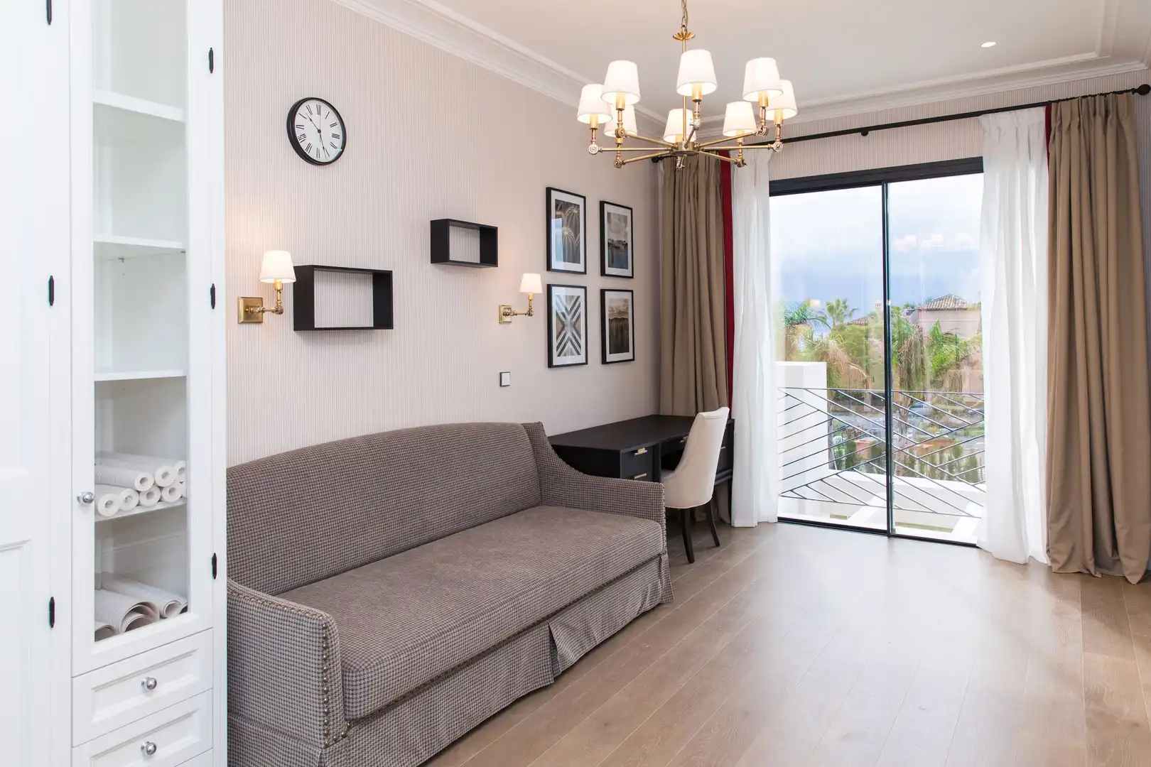 Sala de estar de Casa o chalet en venta en Benahavís con Aire acondicionado, Calefacción y Jardín privado