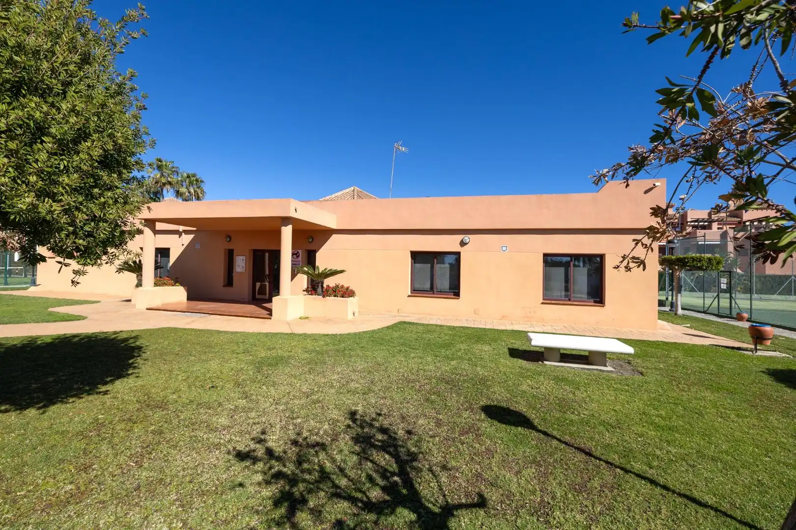Außenansicht von Dachboden zum Verkauf in Motril mit Klimaanlage, Terrasse und Abstellraum