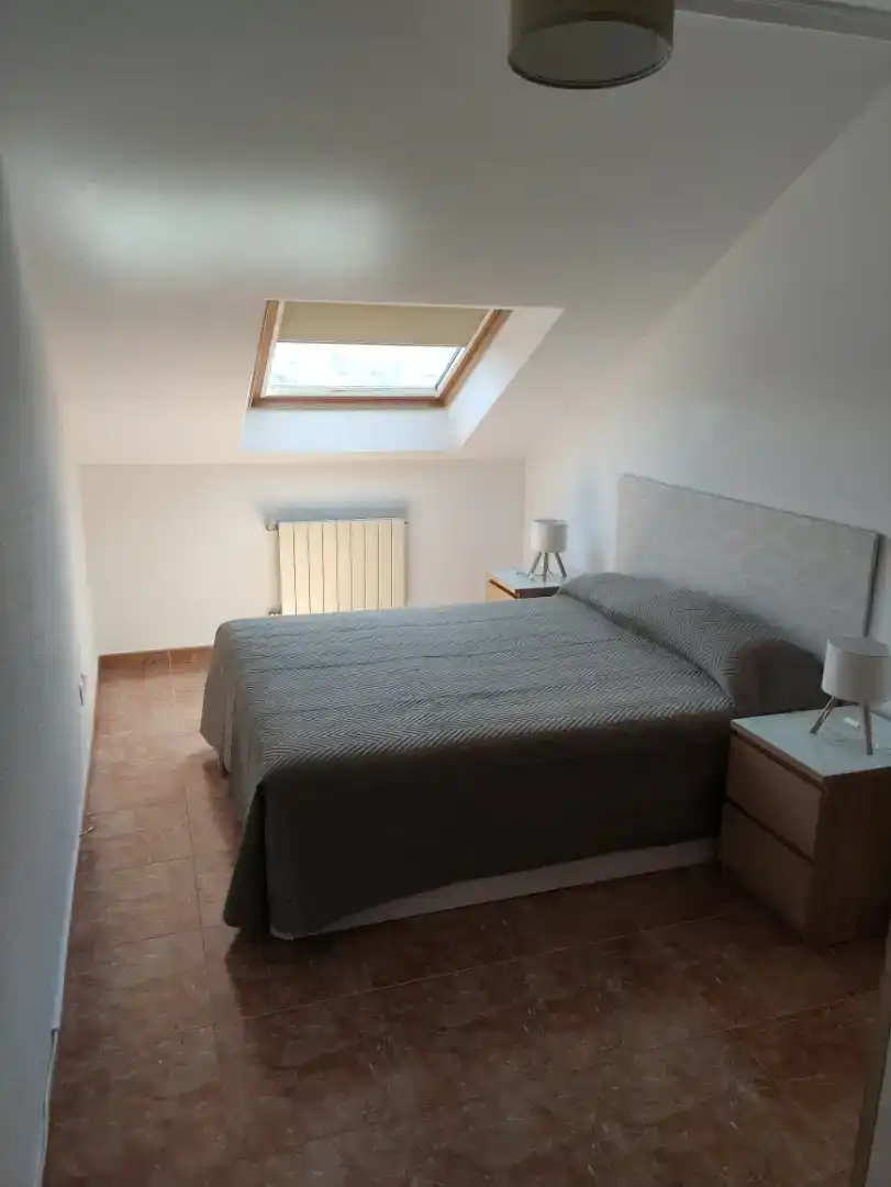 Schlafzimmer von Dachboden zur Miete in Meruelo mit Schwimmbad