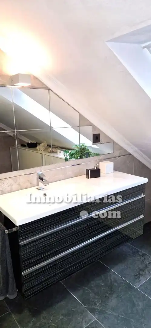Baño de Ático en venta en Castro-Urdiales con Calefacción, Parquet y Trastero