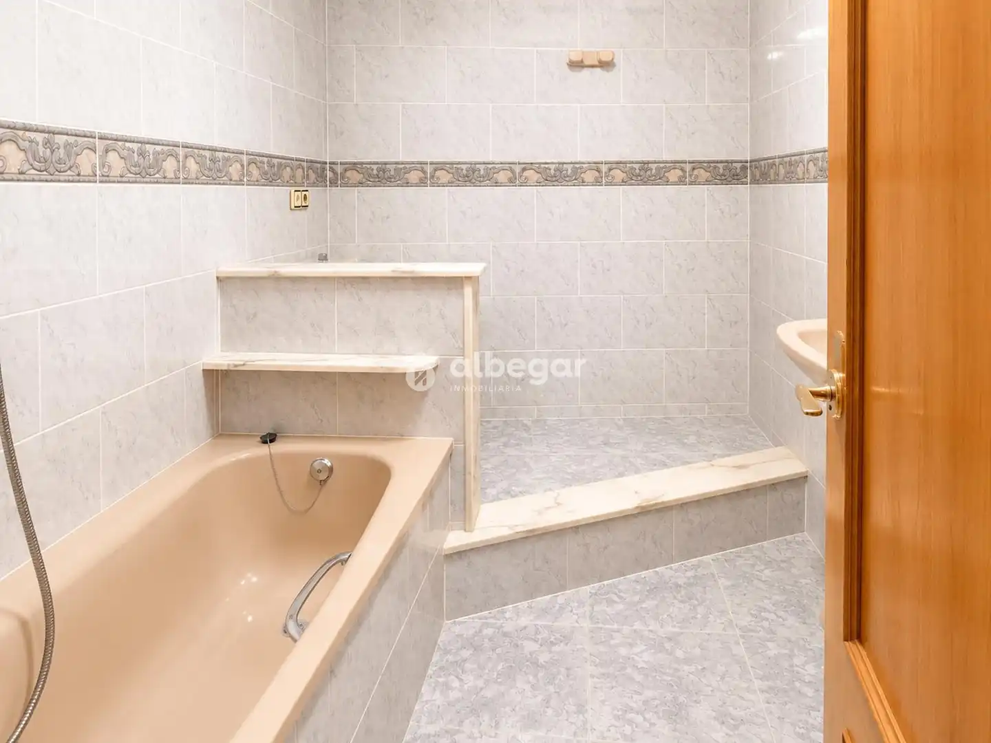 Bathroom of Flat for rent in Valencia  with Air Conditioner and Furnished