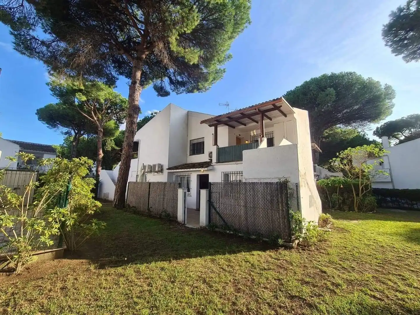 Vista exterior de Planta baja en venta en Estepona con Aire acondicionado, Trastero y Piscina